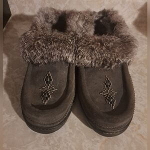 Manitobah mukluks booties